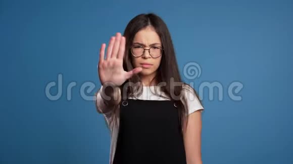 不从来没有漂亮的黑发女人不喜欢和拒绝手势停止标志视频的预览图