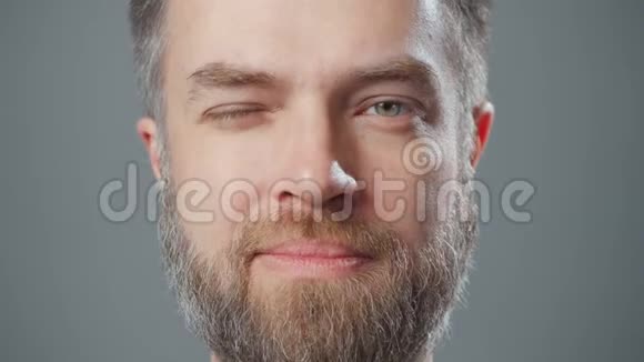大胡子微笑男人的特写镜头视频的预览图
