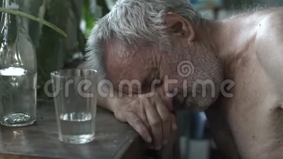 酒鬼在桌旁睡觉视频的预览图