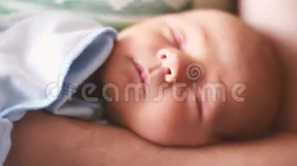 可爱的新生婴儿睡在父亲的手小男孩手中视频的预览图