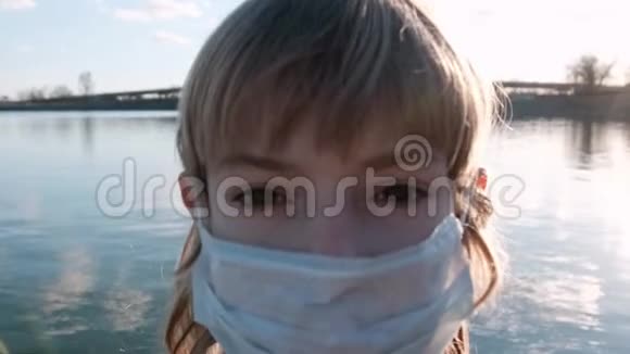 Covid2019年孩子戴着面罩视频的预览图