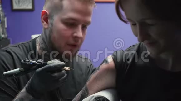 纹身师在沙龙里给蛇纹身过程视频的预览图