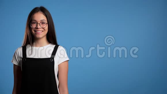 亚洲女孩的肖像她用手臂在她的左边用复制空间表示快乐微笑的女人视频的预览图