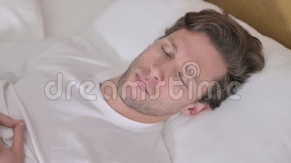 青年床上梦不好的画像视频的预览图
