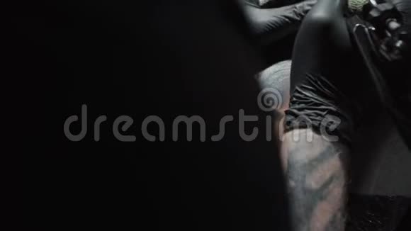男人在女人身上做黑色纹身的视频视频的预览图