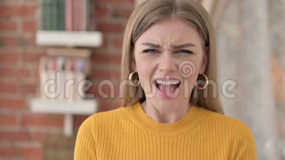 愤怒的年轻女子尖叫的肖像视频的预览图