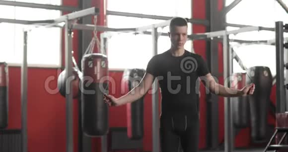 职业拳击手正在健身房里跳绳做有氧训练视频的预览图