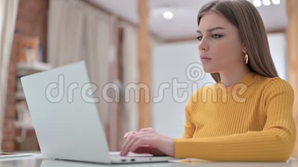 生病的年轻创意青年妇女在办公室咳嗽视频的预览图