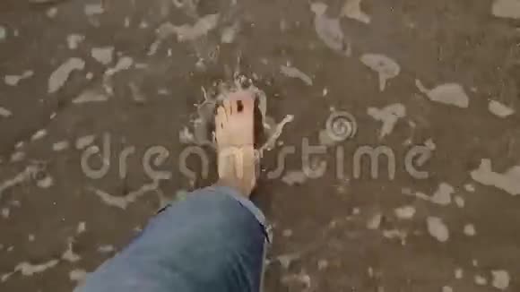 人的脚在沙滩上行走和奔跑视频的预览图