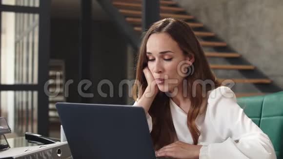 特写商务女性在慢动作中向笔记本电脑相机挥手视频的预览图