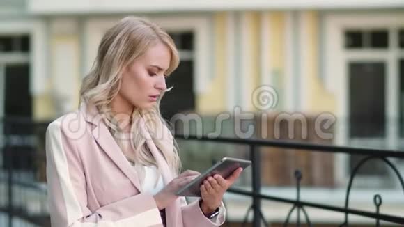 特写女人在触摸板上得到坏消息在街上工作的女性视频的预览图