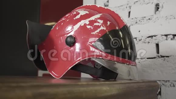 消防员头盔放在桌子上视频的预览图