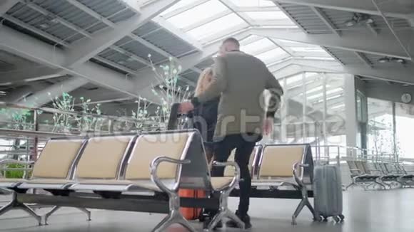 男人和女人到达了机场视频的预览图