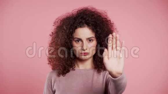 不从来没有漂亮的卷发女人不喜欢和拒绝手势停止手掌标志视频的预览图
