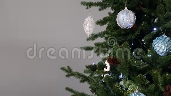 圣诞老人的帽子装饰圣诞树圣诞老人幸福的微笑视频的预览图