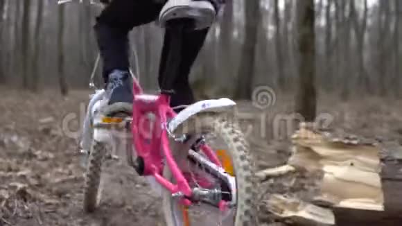 骑自行车的女孩在森林公园里骑车视频的预览图