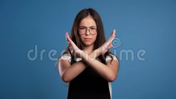 亚洲女孩不赞成用无交叉的双手标志做否定的手势拒绝视频的预览图