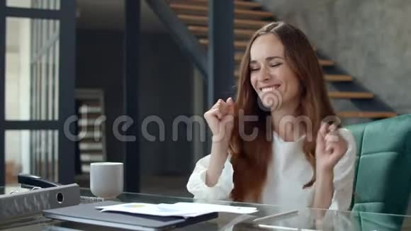 幸福女人在工作场所感到满意的肖像女士喝茶视频的预览图