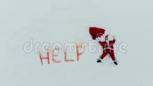 帮助写在雪地上的牌子圣诞老人在旁边做一个雪天使视频的预览图