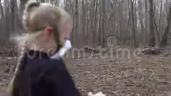 戴着面具的女孩在树林里穿过冠状病毒视频的预览图