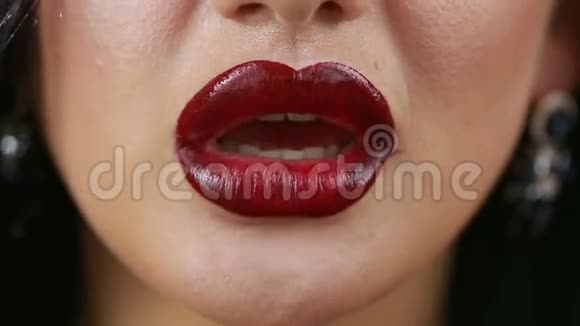 舔嘴唇年轻女人舔嘴唇的特写视频的预览图