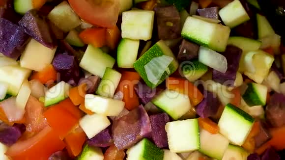 把切好的蔬菜放在锅里视频的预览图
