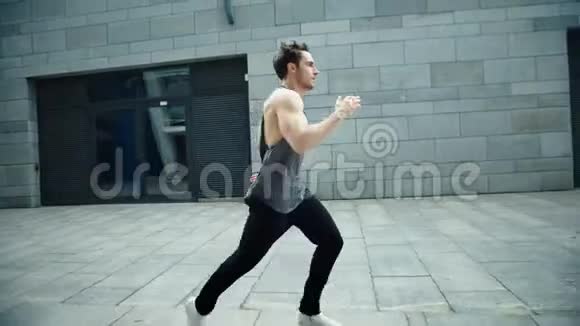 健身男子在城市街道上慢跑男跑运动员在户外慢跑视频的预览图