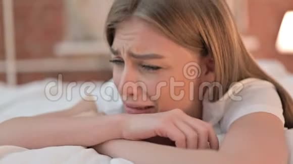 在床上哭哭啼啼的青年妇女视频的预览图