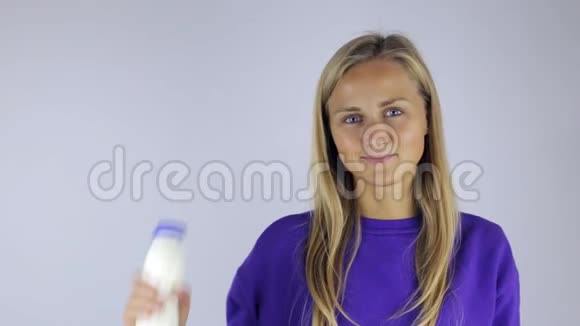 女孩喝酸奶视频的预览图