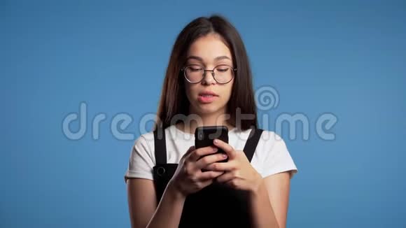 亚洲年轻女孩短信使用应用程序智能手机美女上网视频的预览图