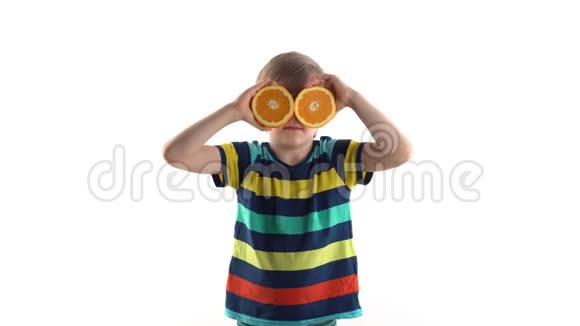 小男孩在画室里摆着白色背景用橙色代替眼睛视频的预览图