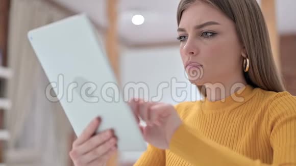 开朗的年轻女性使用平板电脑视频的预览图