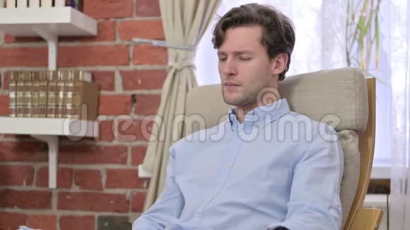 现代办公室疲劳的年轻男性颈部疼痛视频的预览图