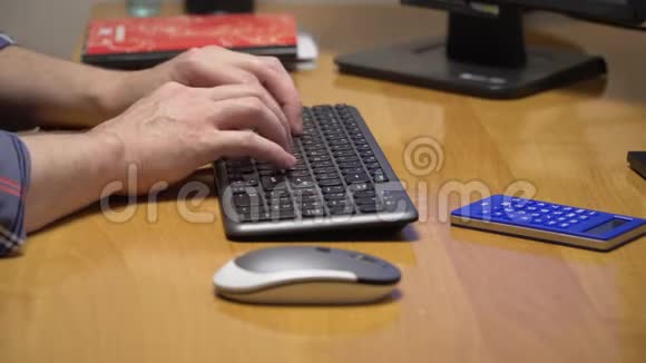 男人的手在键盘上打字视频的预览图
