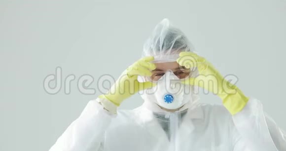 医生穿着防护服摘下呼吸器和眼镜看着相机视频的预览图