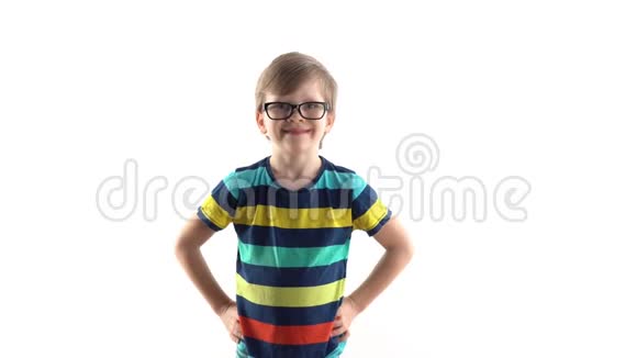一个白人背景上微笑男孩的工作室肖像带眼镜的一年级学生视频的预览图