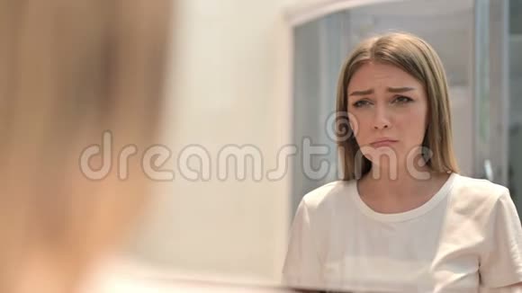 惊魂未定的少女镜中哭泣的后景视频的预览图