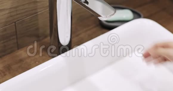 女人洗手最好的方法冠状病毒冲洗水擦肥皂干毛巾视频的预览图