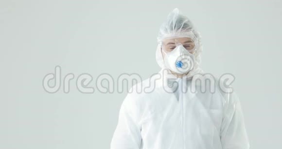 穿防护服的人口罩和眼镜咳嗽冠状病毒大流行威胁视频的预览图