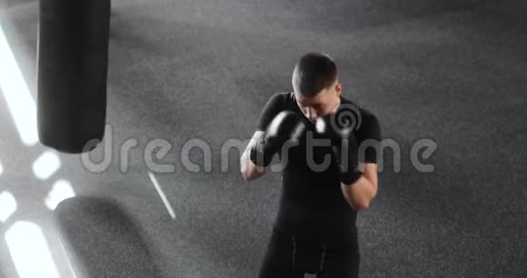 戴手套的职业拳击手在健身房练习拳击俯视图视频的预览图