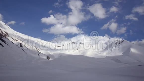 白雪覆盖的群山在云层和蓝天的背景下从一个车窗高加索格鲁吉亚视频的预览图