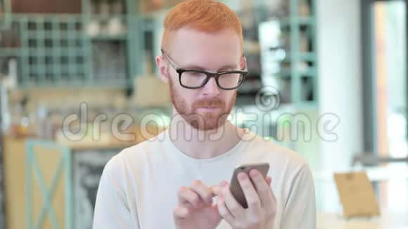 红发男子智能手机使用画像视频的预览图
