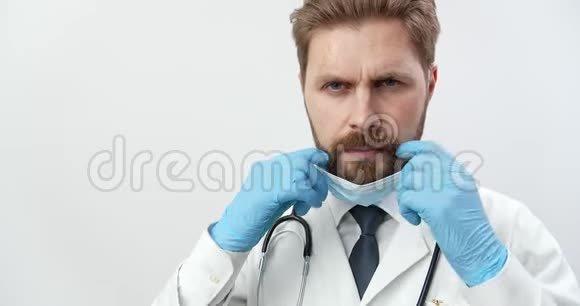医生穿着医用衣服戴着橡胶手套和口罩视频的预览图