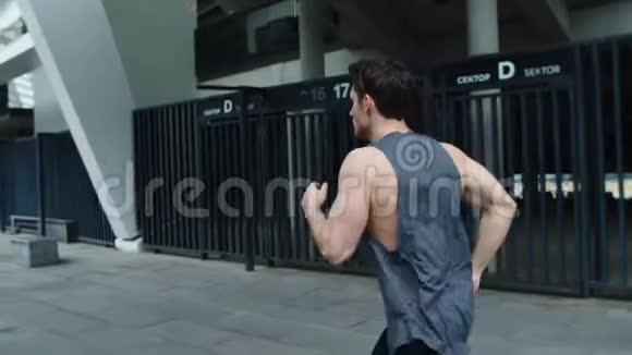 运动员训练障碍在城市街道上运行健身男在户外慢跑视频的预览图