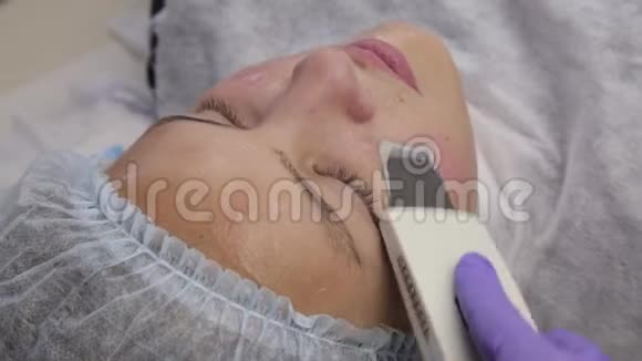 上班的美容师问题皮肤超声洗面程序毛孔清洁青少年血氧饱和度视频的预览图