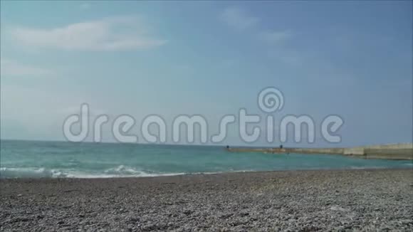 海滩上的救生圈视频的预览图