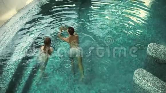 上图为幸福夫妇在游泳池游泳一对漂亮的情侣在游泳池里放松视频的预览图