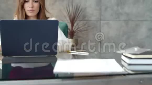 关闭疲惫的商务女性关闭笔记本电脑后在远程办公室工作视频的预览图