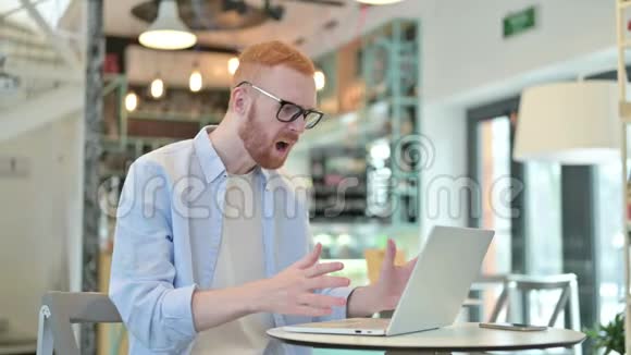 红发男子在咖啡厅手提电脑遗失视频的预览图