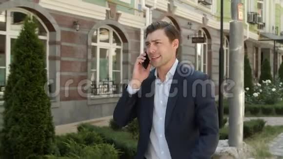 特写男在户外打电话男人在街头讨论商业问题视频的预览图
